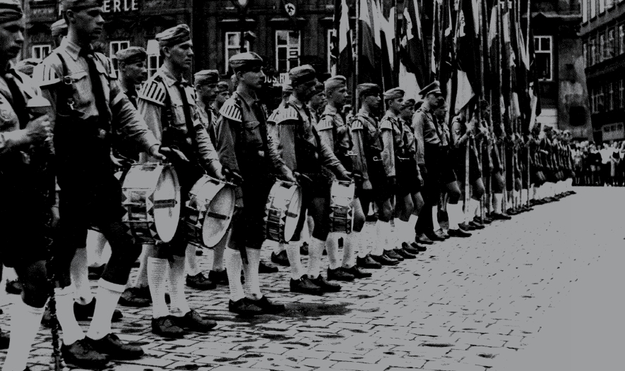 Oddíl německých univerzitních bubeníků na pražském Staroměstském náměstí (3. 10. 1941)