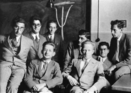 V Americkém ústavu pro fyziku. Společně s G. Placzkem na snímku W. A. Fowler, O.R. Ramsay, N.F. Foster a H. Kepferman